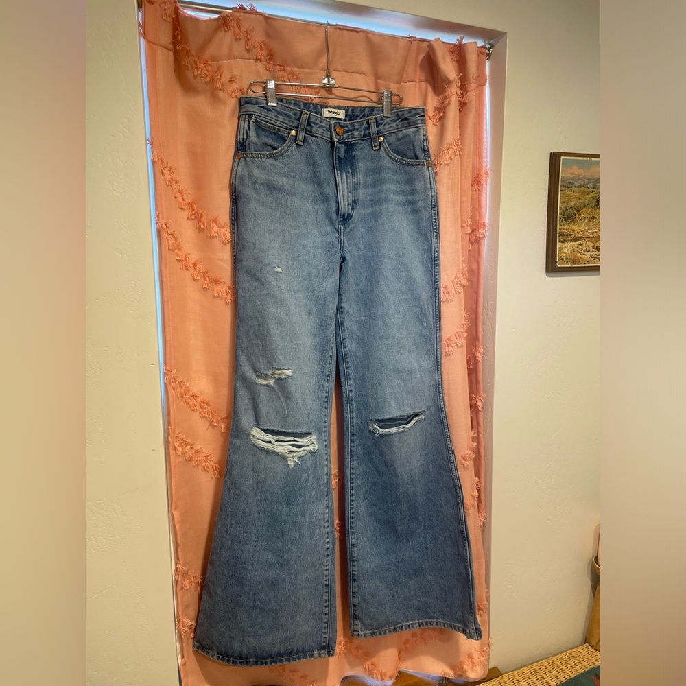 Wrangler wanderer high rise distressed flare jeans size 27 fit like 28